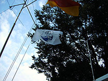 Wir sind da - am Flaggenmast vor der Wache feht die DLRG-Flagge im Wind