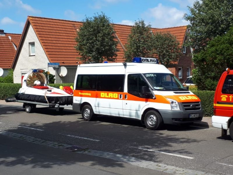 Einsatzfahrzeug mit Luftkissenboot der DLRG Wedel
